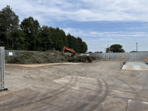 つくば市の株式会社FLAGUP 伐採木受入れ施設　WOOD BASE TSUKUBA-敷地内